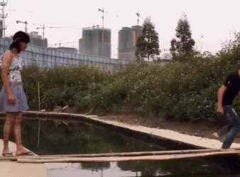 【“秋冬攻勢”護平安】年輕小伙凌晨拉車門盜竊屢得手，您的愛車鎖好了嗎？