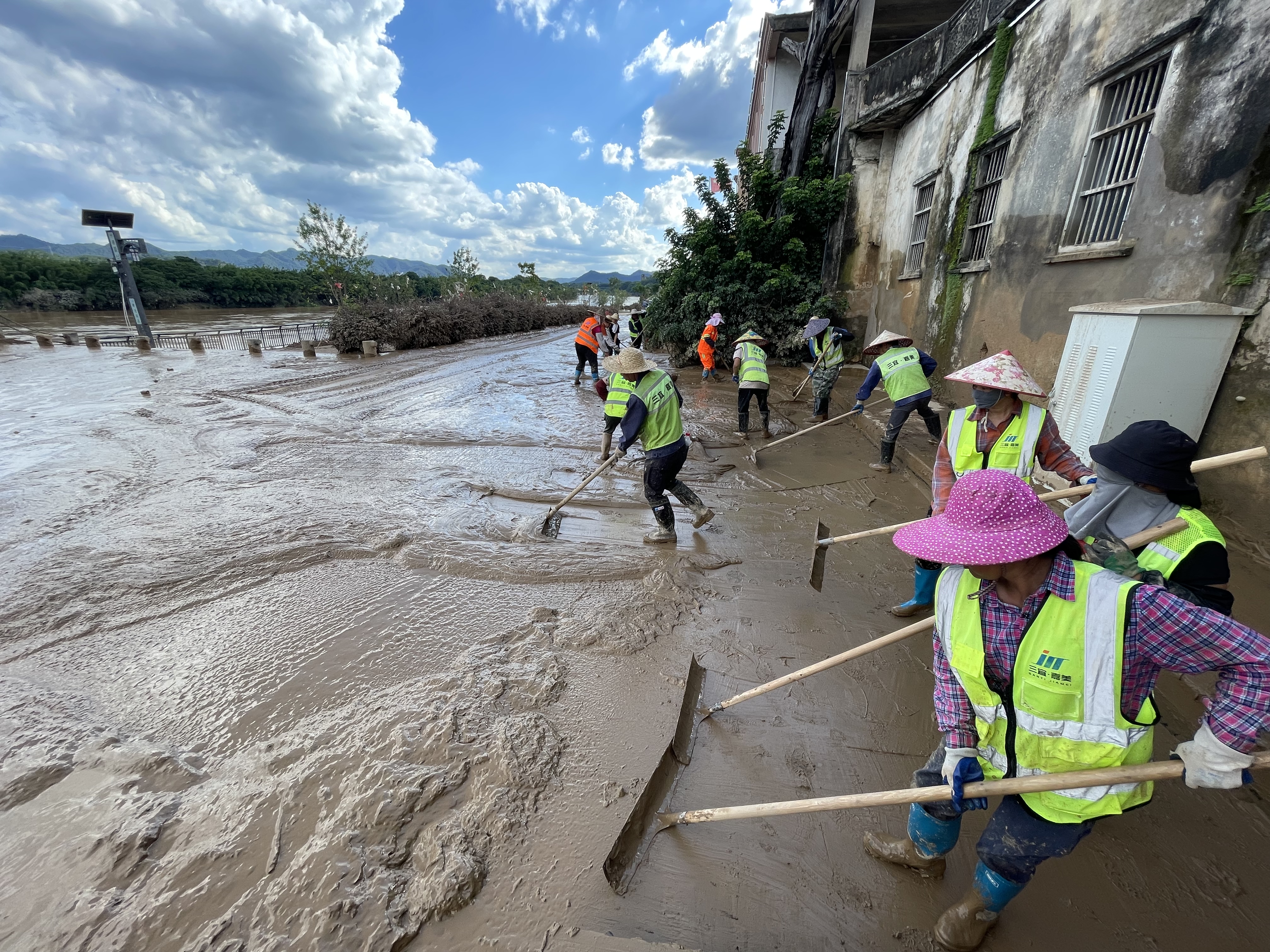 三宜集團馳援梅縣一線、開展災后清理和應急保障工作.doc_2