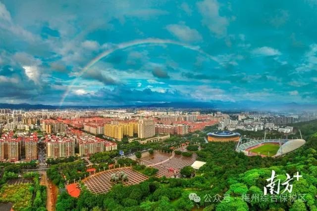 綠水青山環繞的梅縣區城區一角。何森垚 攝 圖片