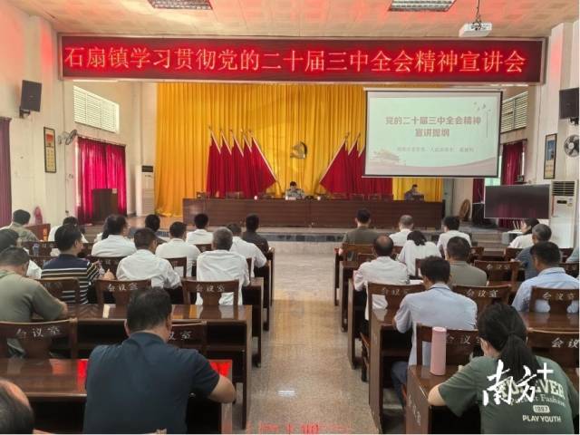 梅縣區委常委、區人武部部長葛建明到石扇鎮作專題宣講。