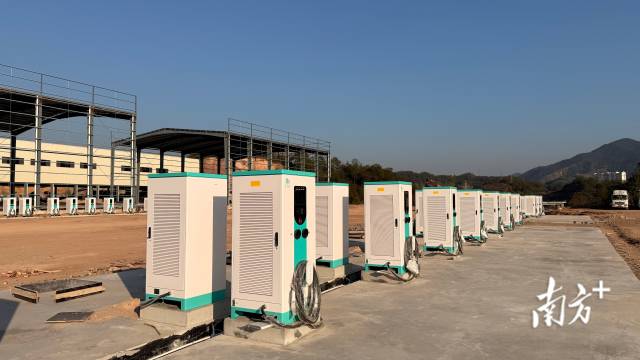 嘉興物流園區(qū)已建成30個新能源充電樁。 見習(xí)記者 楊斐君 攝