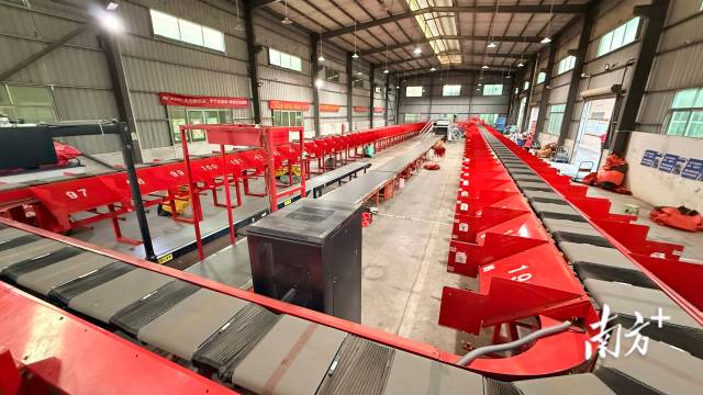 匯通速遞的自動化分揀中心。  見習(xí)記者 楊斐君 攝