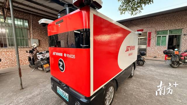匯通速遞是全市首個成功試運行快遞配送無人車企業(yè)。  見習(xí)記者 楊斐君 攝