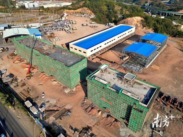 位于城東工業(yè)園的嘉興物流園，三棟主體建筑已封頂。  見習(xí)記者 楊斐君 攝