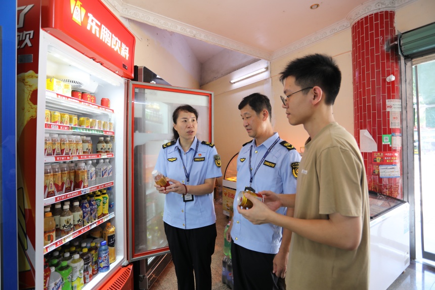 梅縣區丙村鎮綜合行政執法隊走進商鋪檢查。（吳麗伶 攝）.jpg